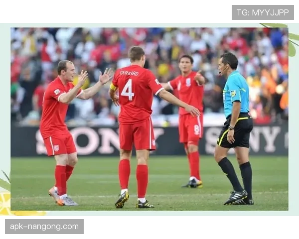 多名球员冲突中裁判如何判罚才符合足球规则？