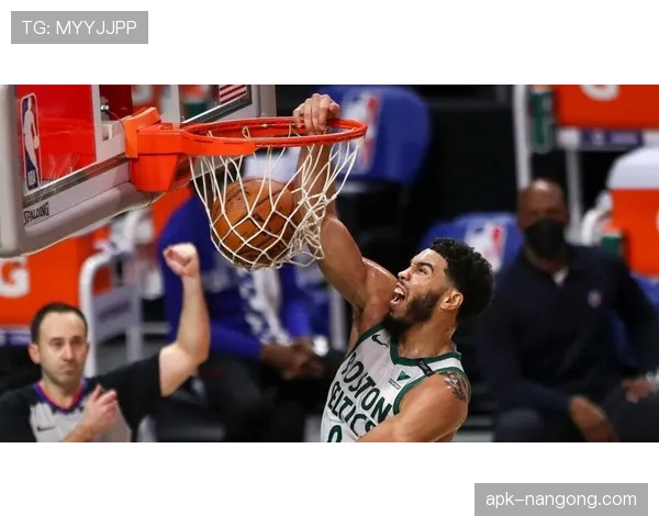 挡拆为塔图姆制造空位，怀特比以往更能拉开节奏