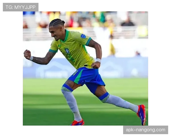 拉菲尼亚训练完直接去接娃，背的包比我一个月工资还贵