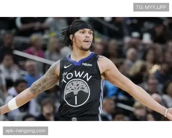 约什·史密斯挡拆拉开空间提升三分效率明显对比生涯低谷